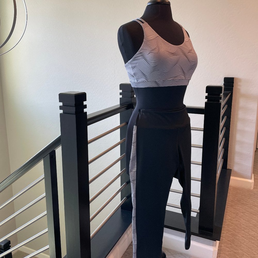 Like New Asics Activeware Workout Set - Sports Bra Top / Capri Leggings - Size M